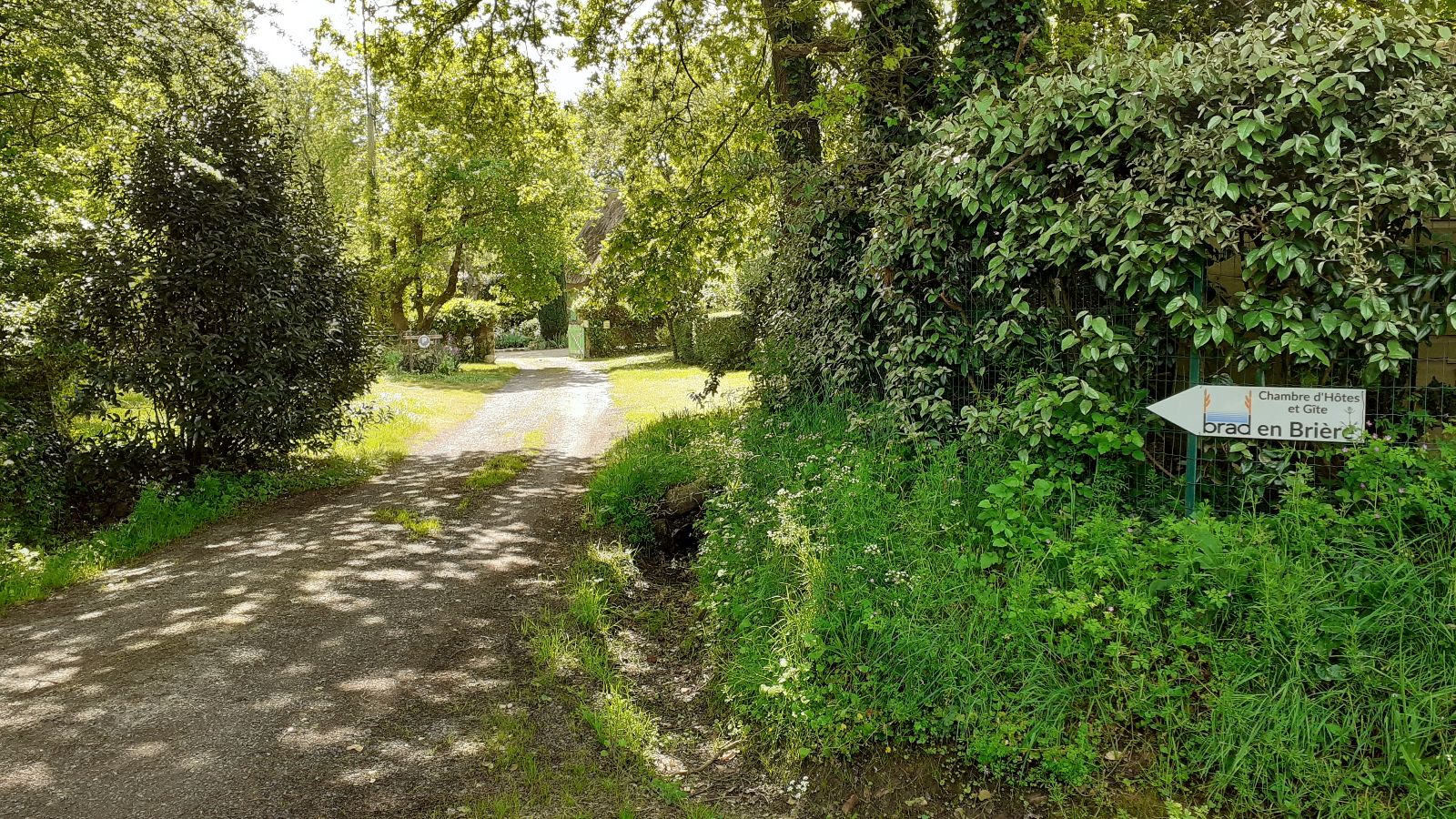 Au fond du chemin, le paradis en chaumières briéronnes Au fond du chemin, le paradis en chaumières briéronnes