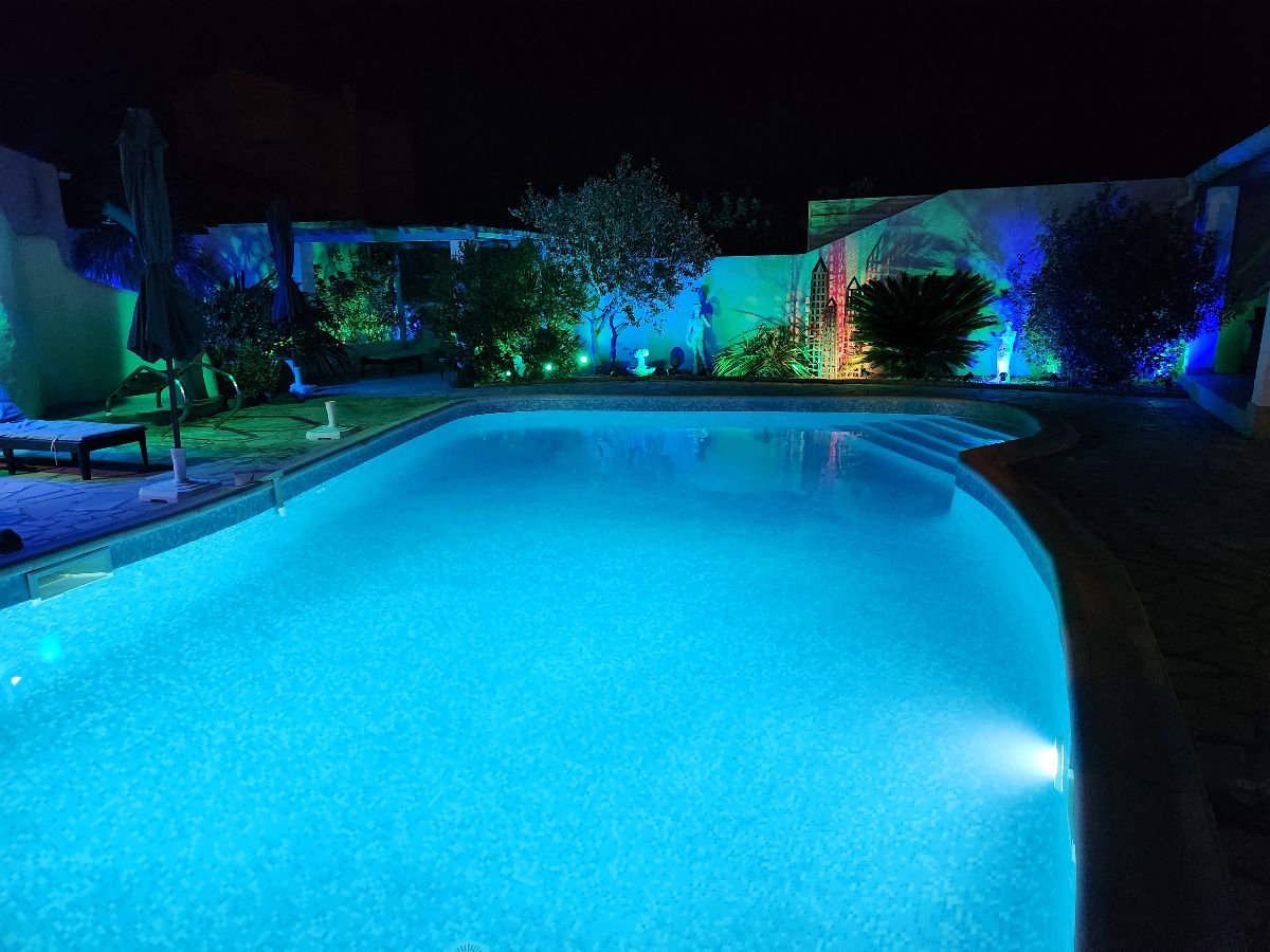 l'espace piscine en ambiance du soir