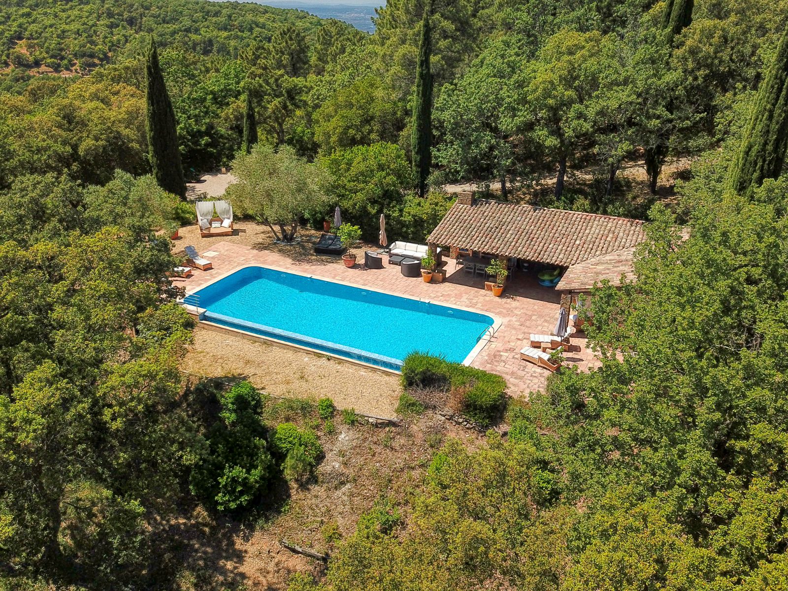 Vue aérienne de la piscine et son pool house Vue aérienne de la piscine et son pool house