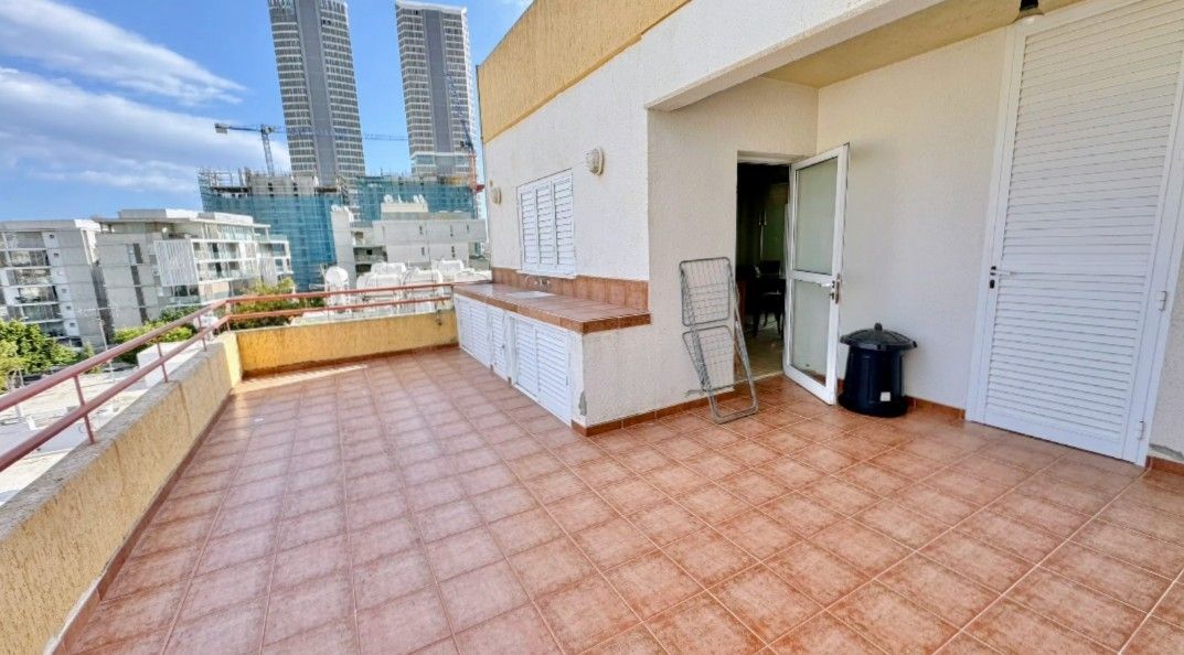 Grande véranda à l’arrière, idéale pour un barbecue, un petit-déjeuner, un brunch ou simplement un verre de vin Grande véranda à l’arrière, idéale pour un barbecue, un petit-déjeuner, un brunch ou simplement un verre de vin