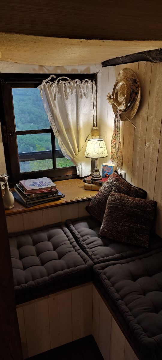 Coin lecture, chambre des fleurs.