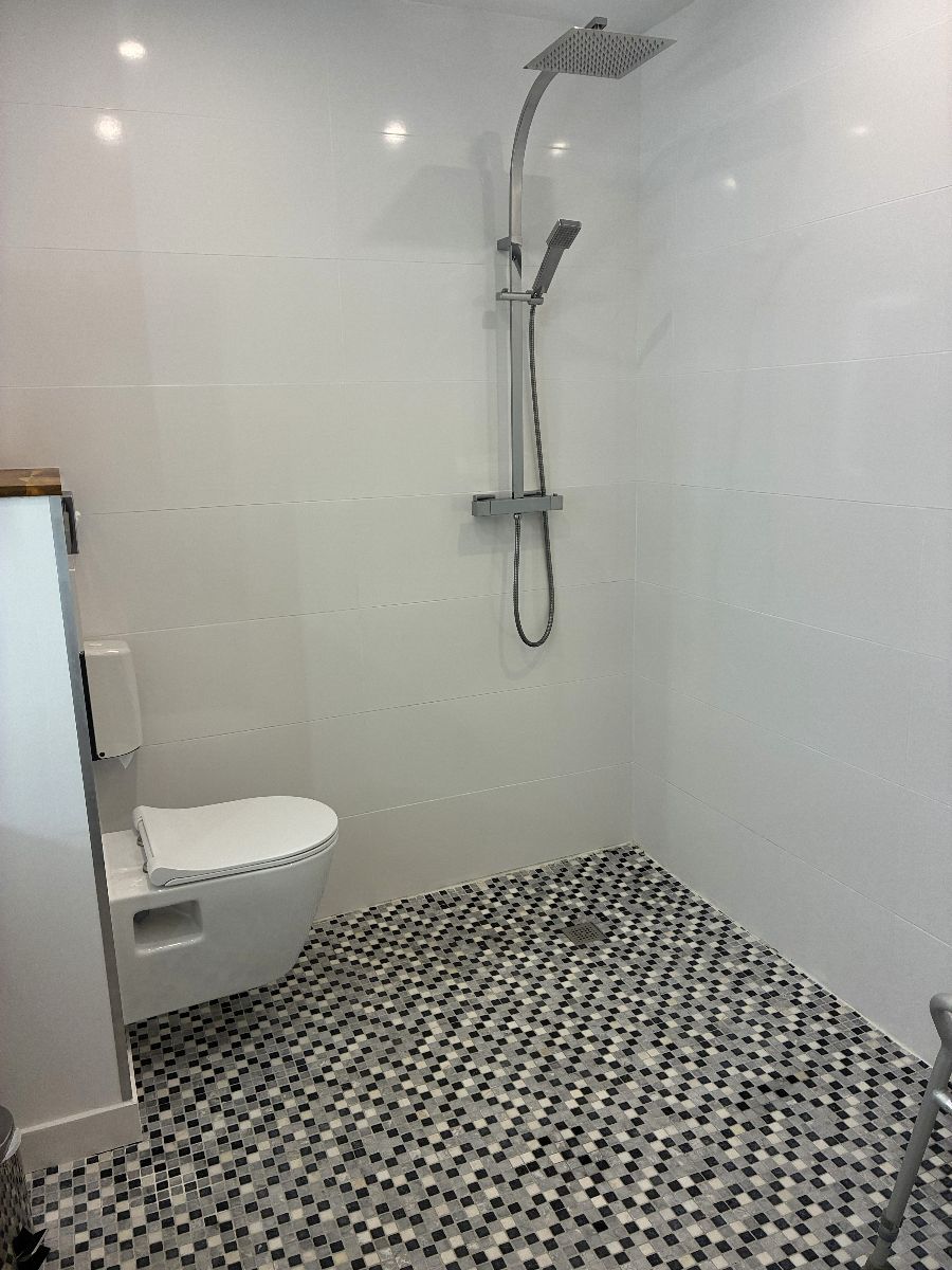 H�tel La Berteli�re - salle bains PMR