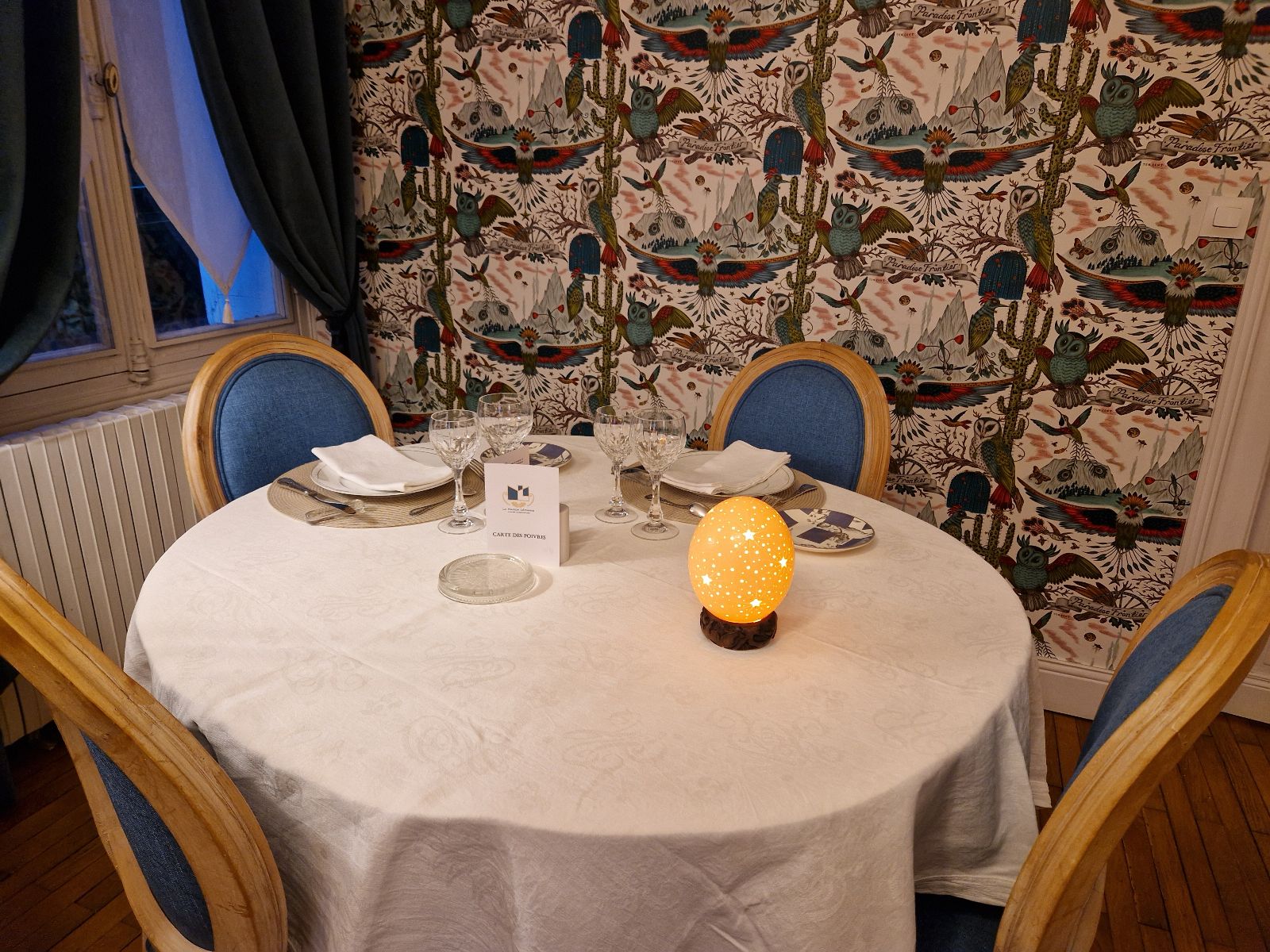 Chaque chambre dispose de sa table individuelle à l'intérieur ou en terrasse pour les petits déjeuners et les dîners. Chaque chambre dispose de sa table individuelle à l'intérieur ou en terrasse pour les petits déjeuners et les dîners.