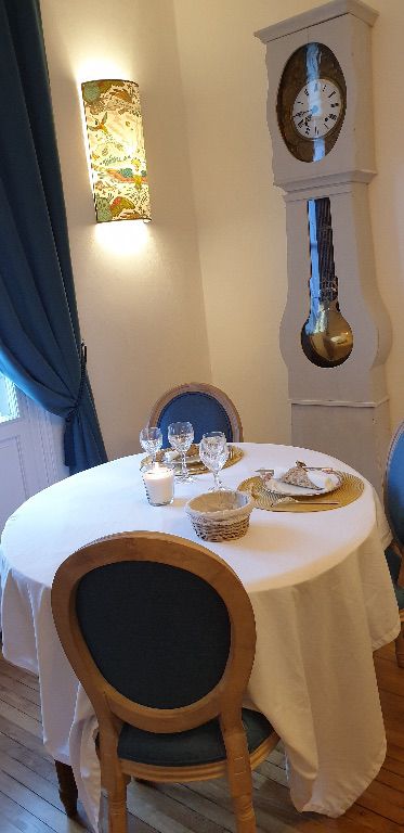 Chaque chambre dispose de sa table individuelle  l'intrieur ou en terrasse pour les petits djeuners et les dners.