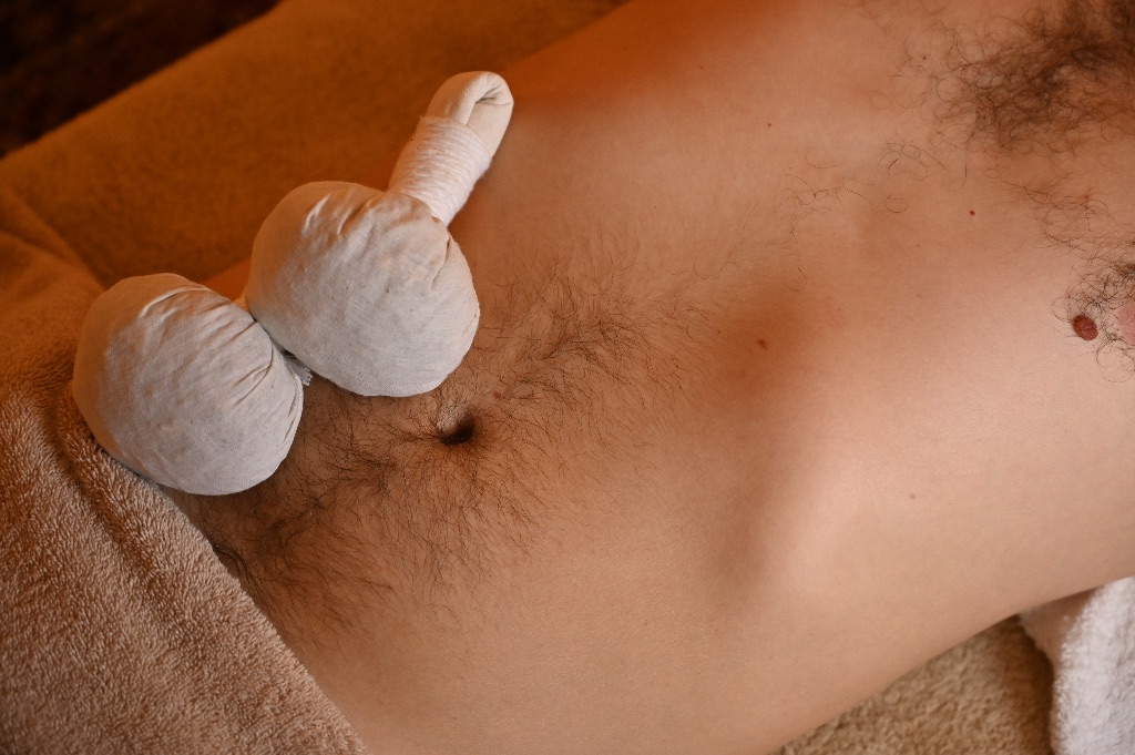 Chi Nei Tsang aux pochons d herbes thalandais chauffs  la vapeur