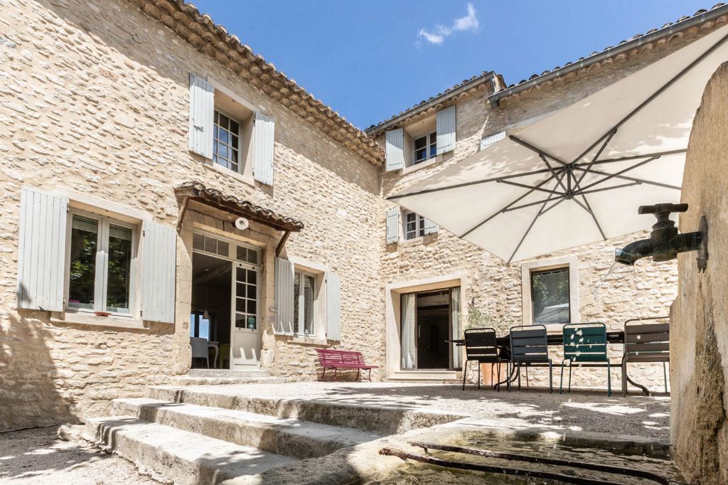 La cour intrieure du Prieur La Madelne