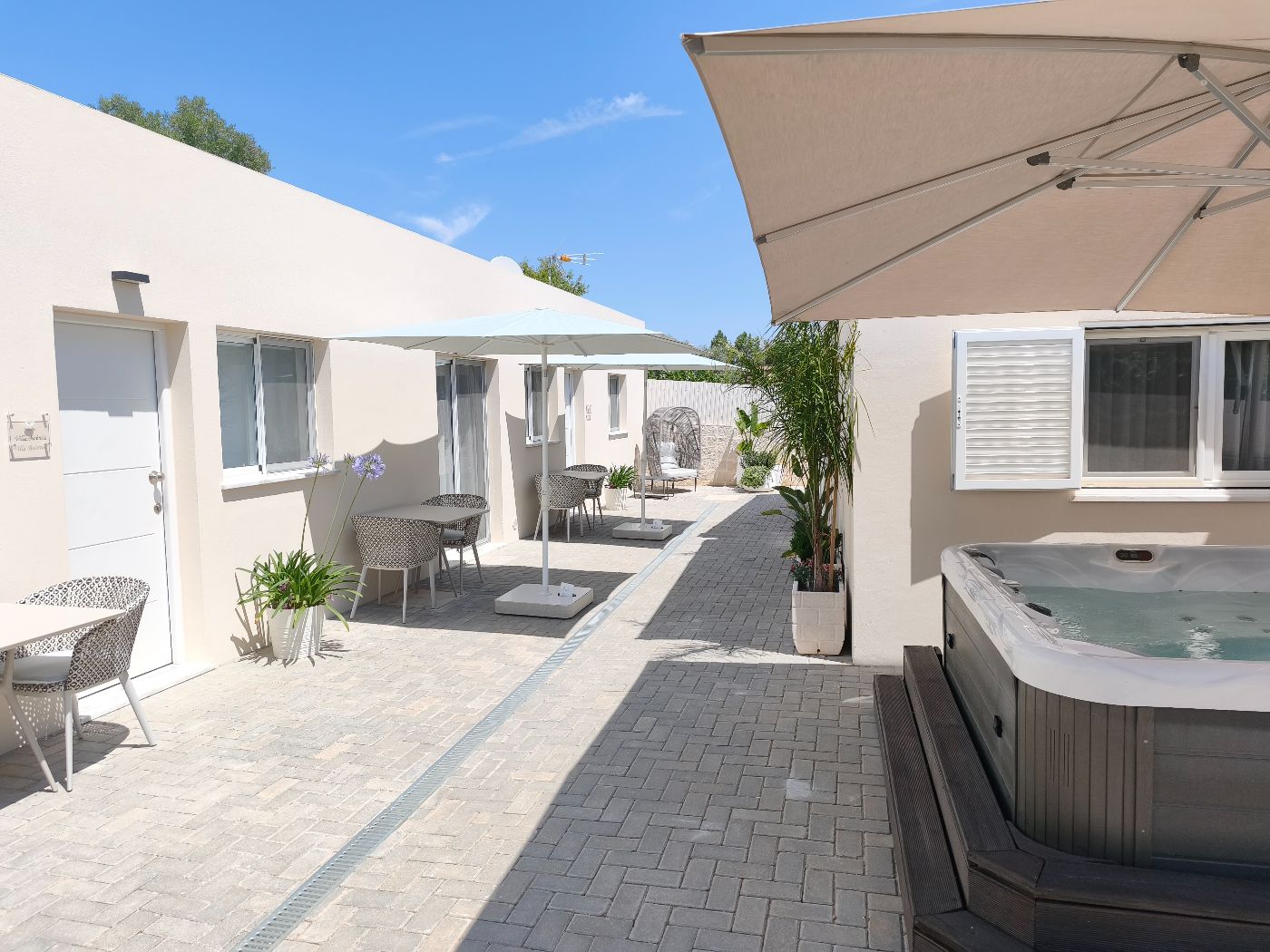 Outdoor dining/Lounge Outdoor dining/Lounge