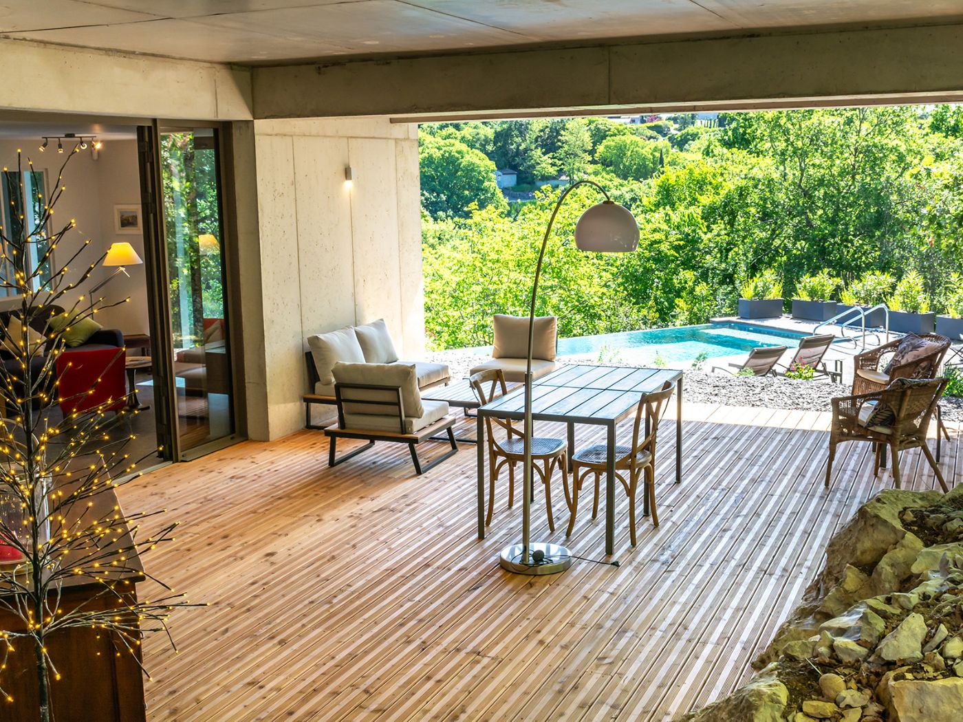 Une grande terrasse couverte, face  la piscine et donnnant directement sur le sjour-cuisine