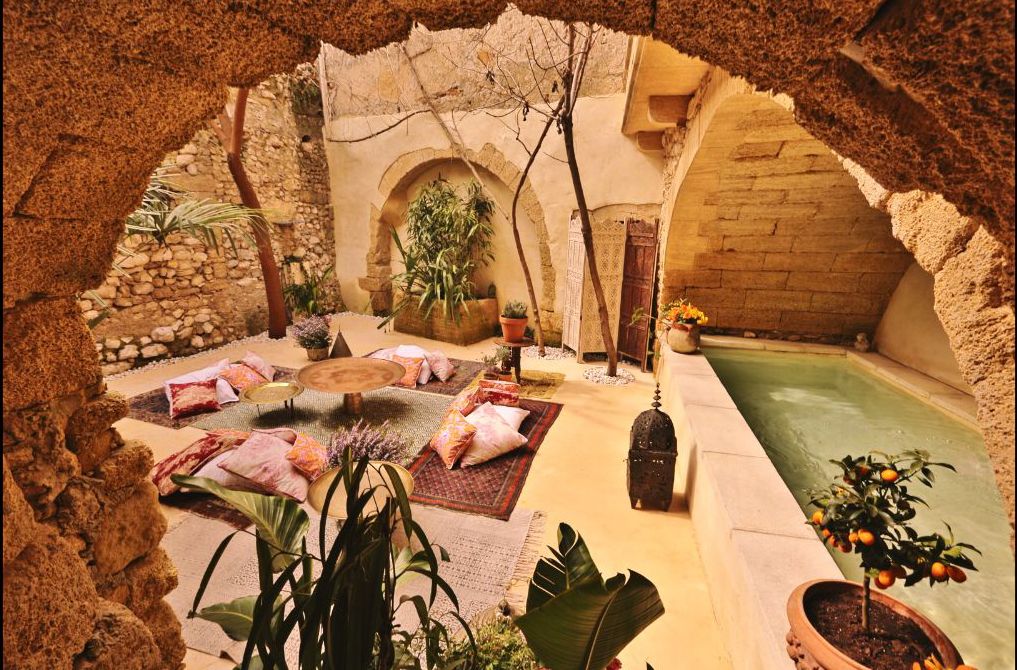 Le Patio Méditerranéen et son bain romain, pour une détente maximale à chaque heure de la journée.
