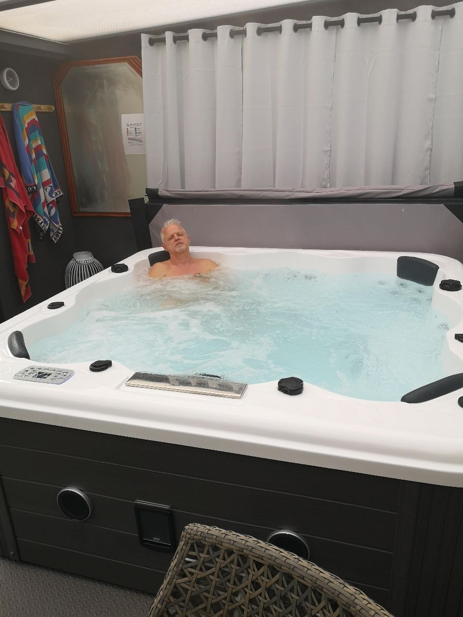 Spa de 7 places assises avec douche et salon dans une Véranda 20m2 Spa de 7 places assises avec douche et salon dans une Véranda 20m2