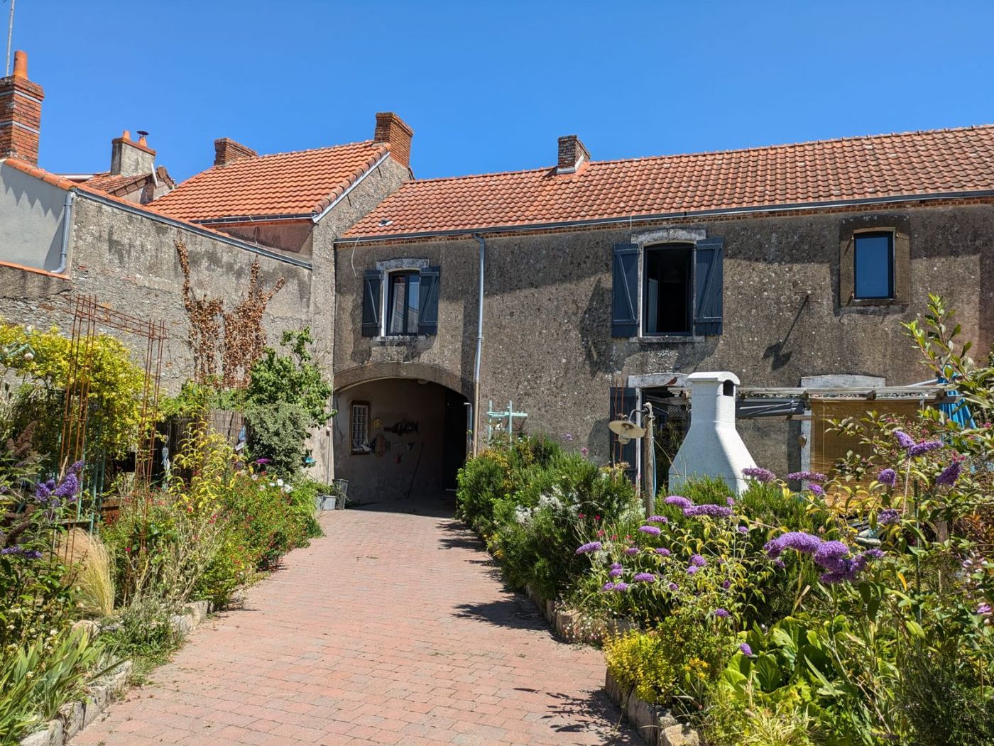 Notre maison  l entre  du domaine