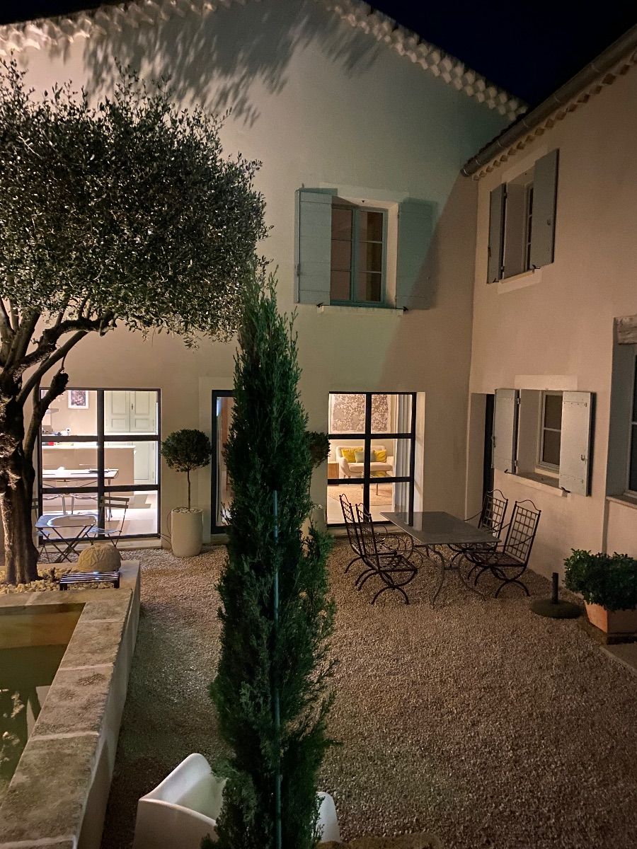 Maison et patio de nuit