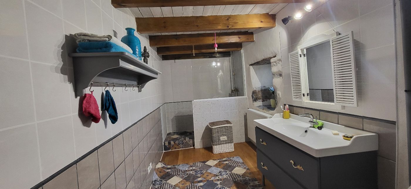 Salle de bain partagée du presbytère. Salle de bain partagée du presbytère.