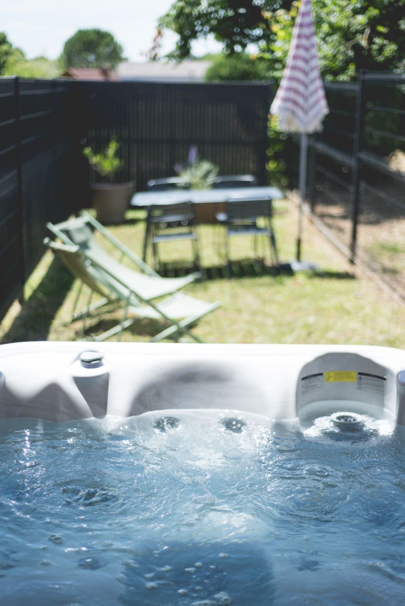 Profitez d'un jardin provatif avec Spa, transats et coin repas ombrag : une arenthse de bien tre en toute intimit