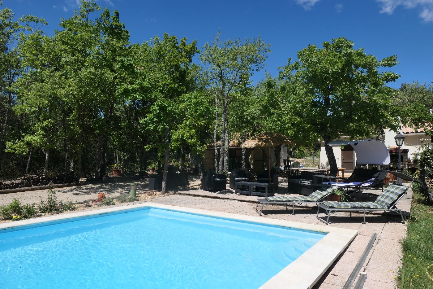 grande piscine avec une belle profondeur grande piscine avec une belle profondeur