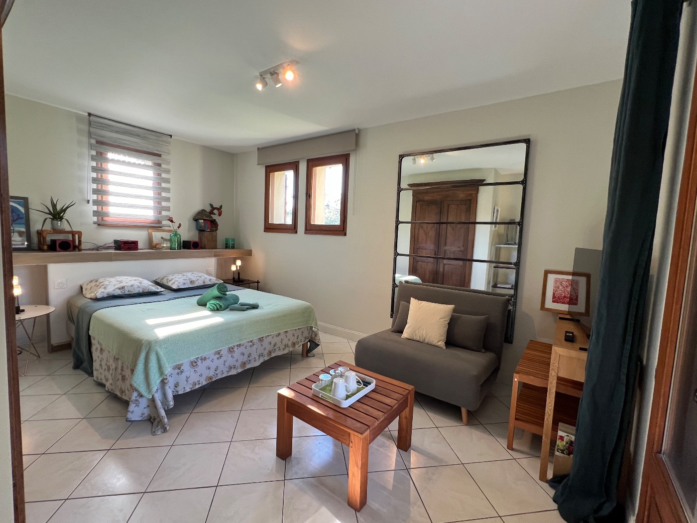 Vue depuis la maison principale et studio Vue depuis la maison principale et studio