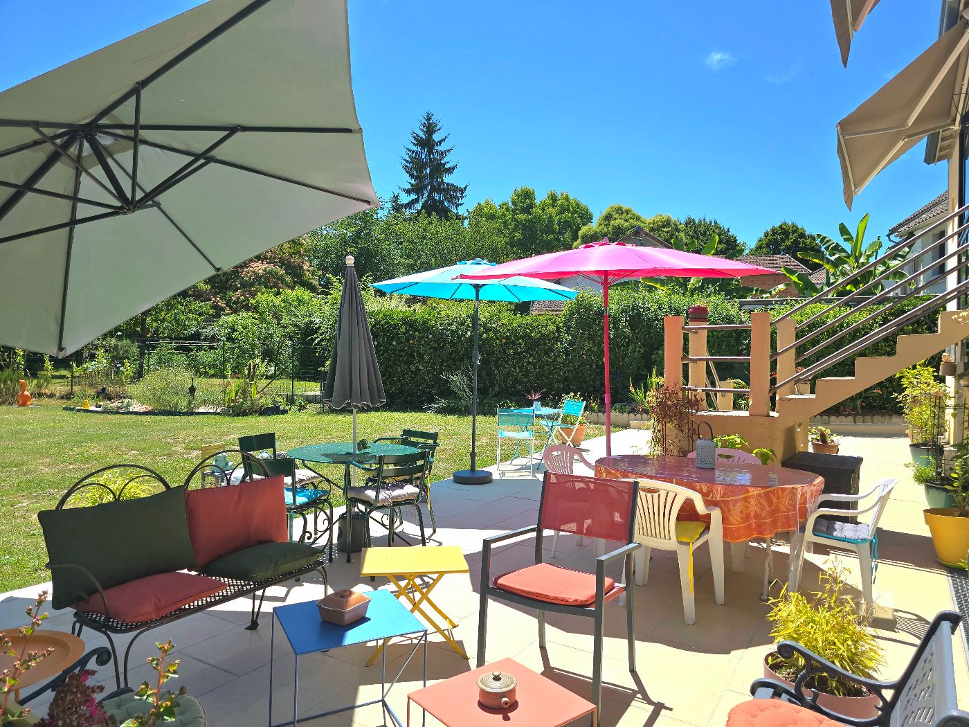 Facade de la maison et sa terrasse côté jardin Facade de la maison et sa terrasse côté jardin