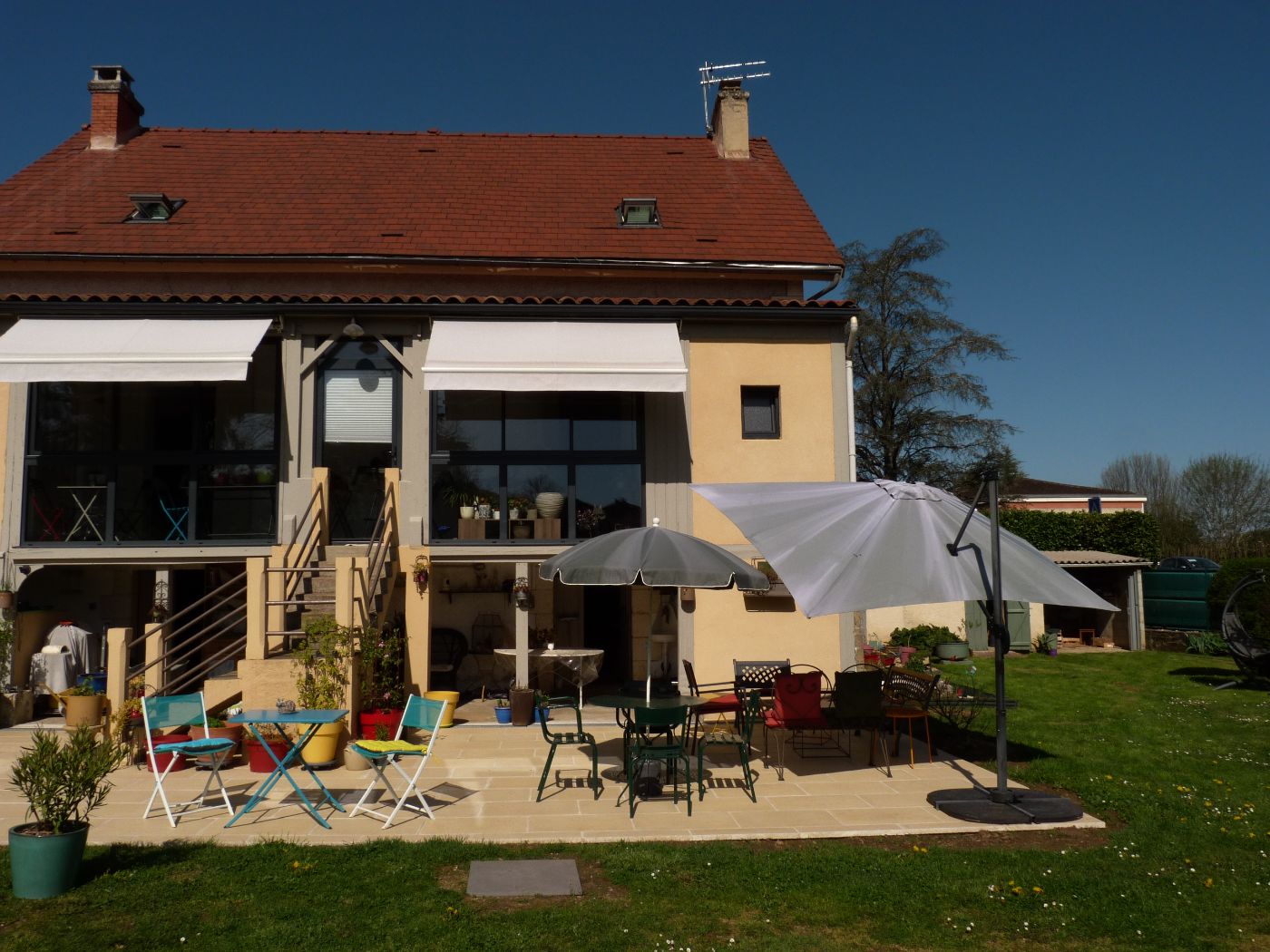 Facade de la maison et sa terrasse ct jardin