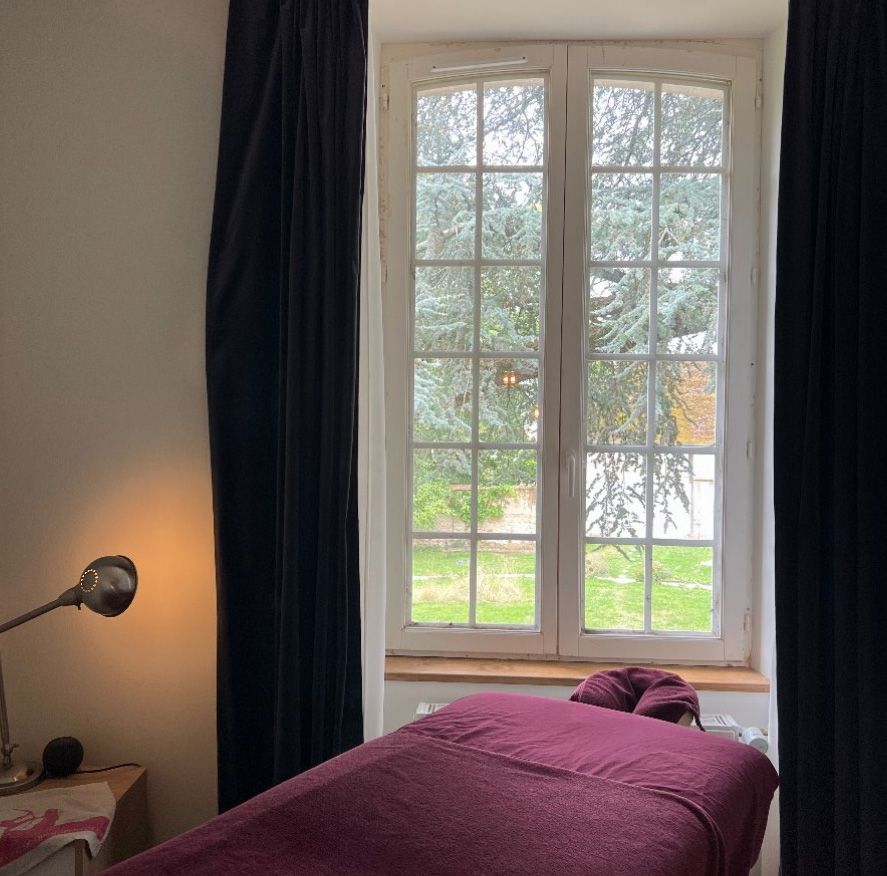 Massage sur table dans pice chauffe