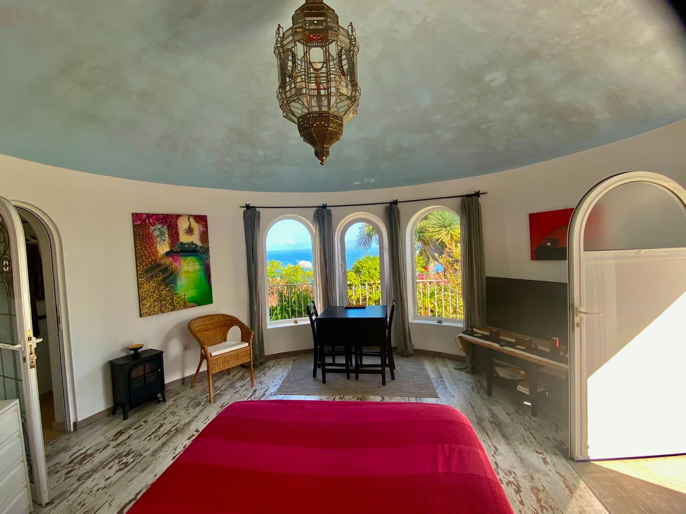 l'intérieur du studio avec vue sur océan l'intérieur du studio avec vue sur océan