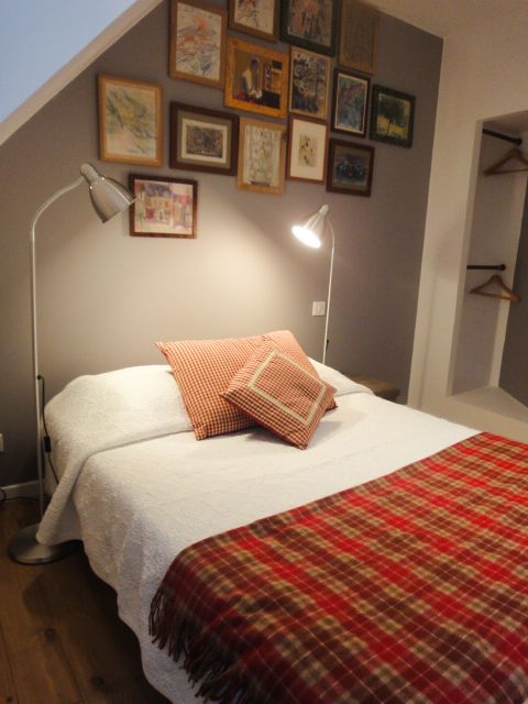 Chambre Arty :   Chambre double vue sur le chteau des Eyzies, douche,wc, vasque, wifi gratuit, TV cran plat.