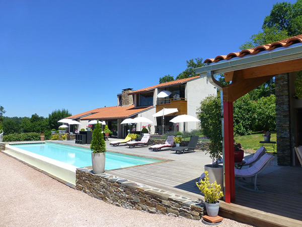 Piscine et terrasses naturistes