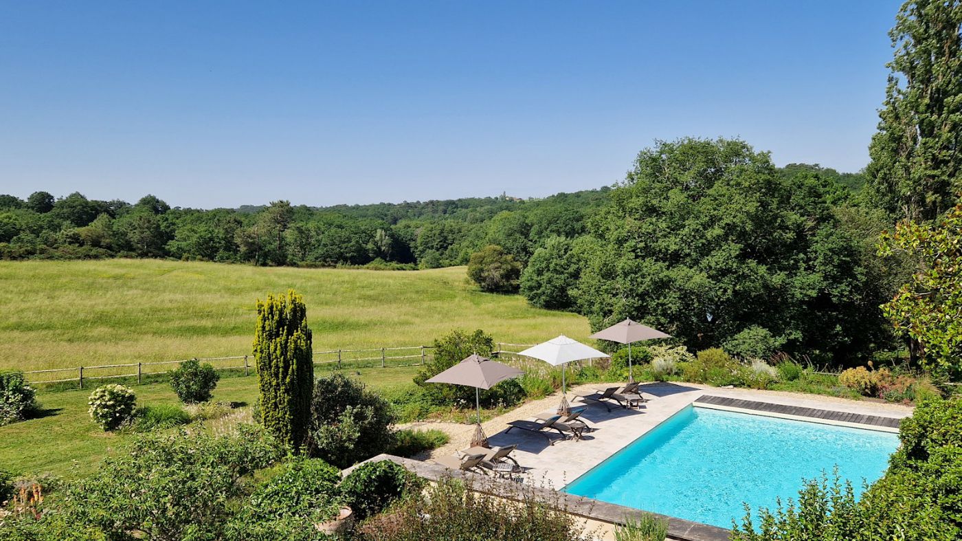La piscine devant parc et bois La piscine devant parc et bois
