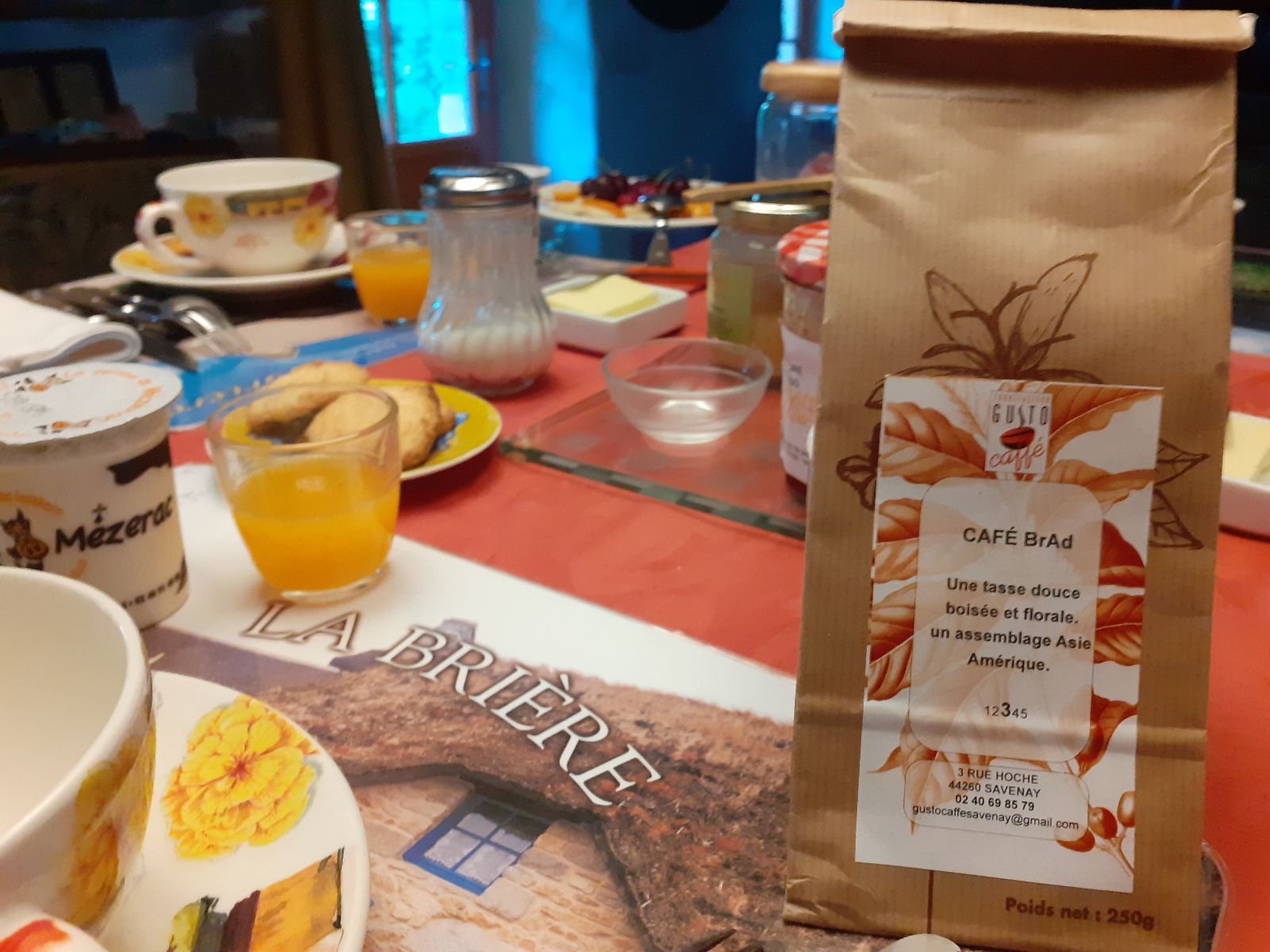 Chez BrAdEnBriere, même le café est maison, torréfié par Adalbert à sa boutique Gusto Caffè Chez BrAdEnBriere, même le café est maison, torréfié par Adalbert à sa boutique Gusto Caffè