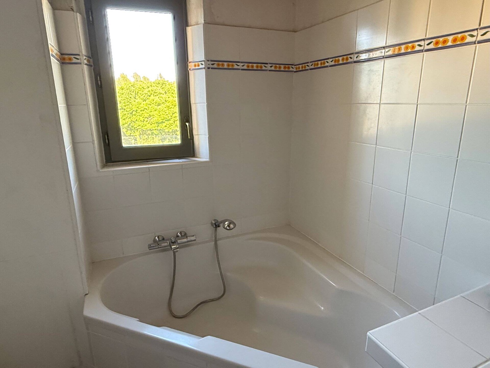 baignoire d'angle de la salle de bain attenante.