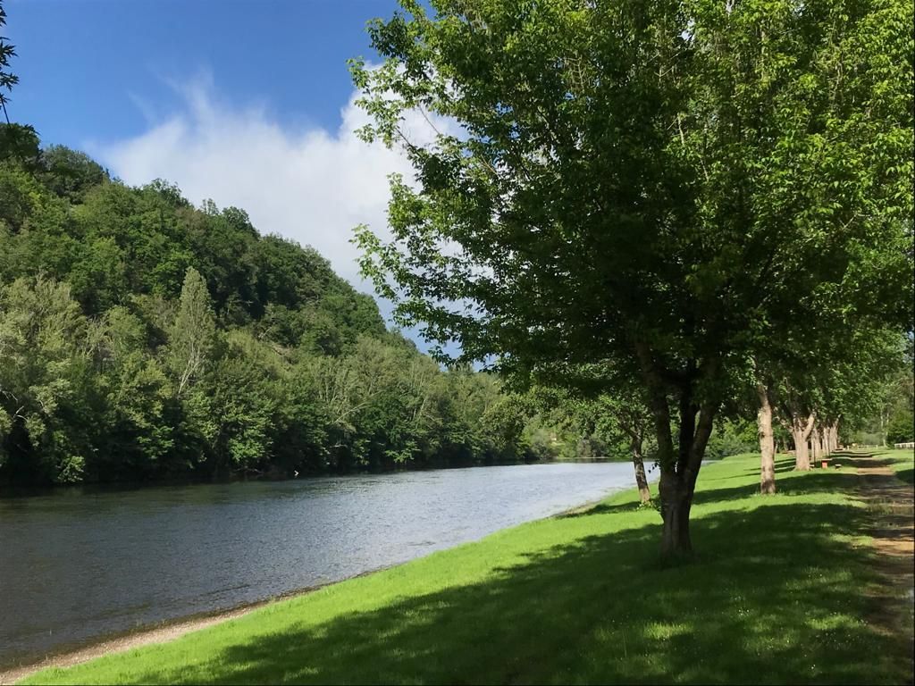 Plage au bord de la Dordogne  3 minutes de la maison