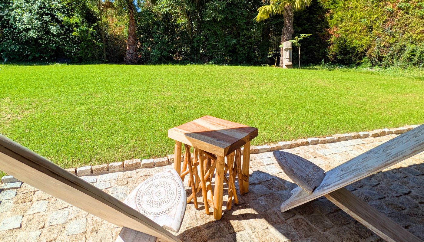 Avec sa salle de bain privative et sa petite terrasse cosy