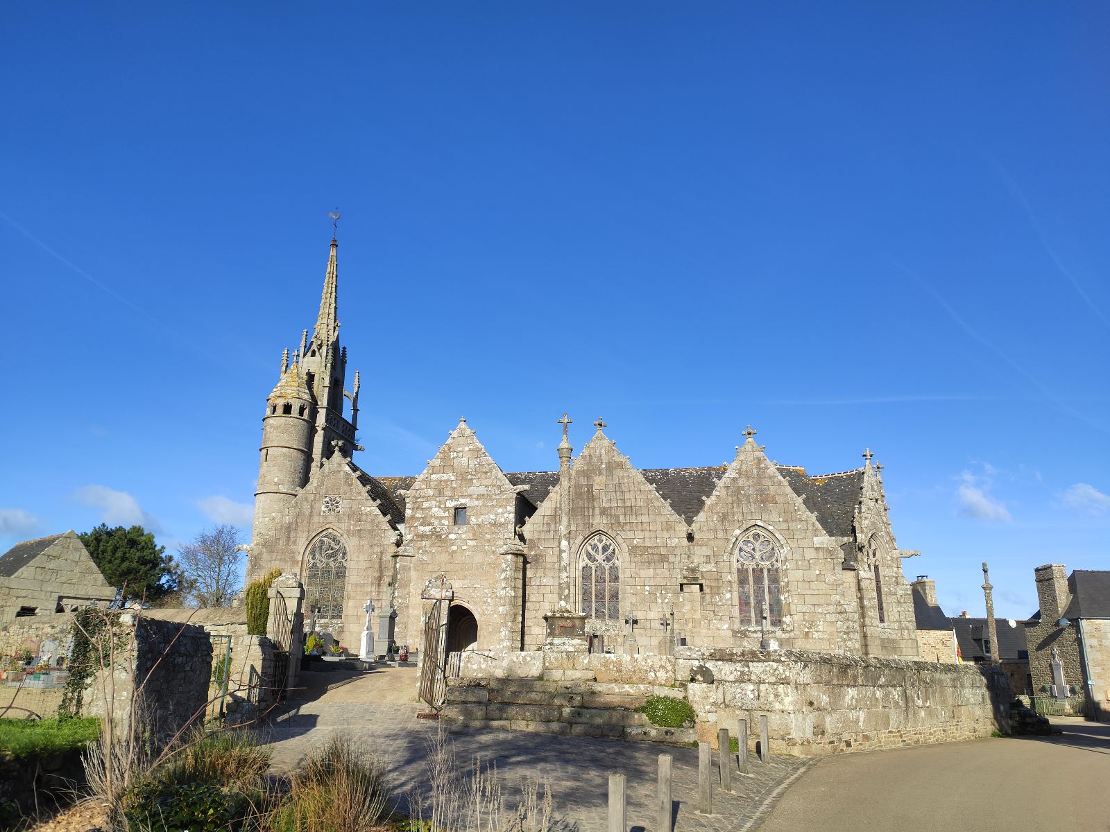 L'église du village de Trédrez L'église du village de Trédrez