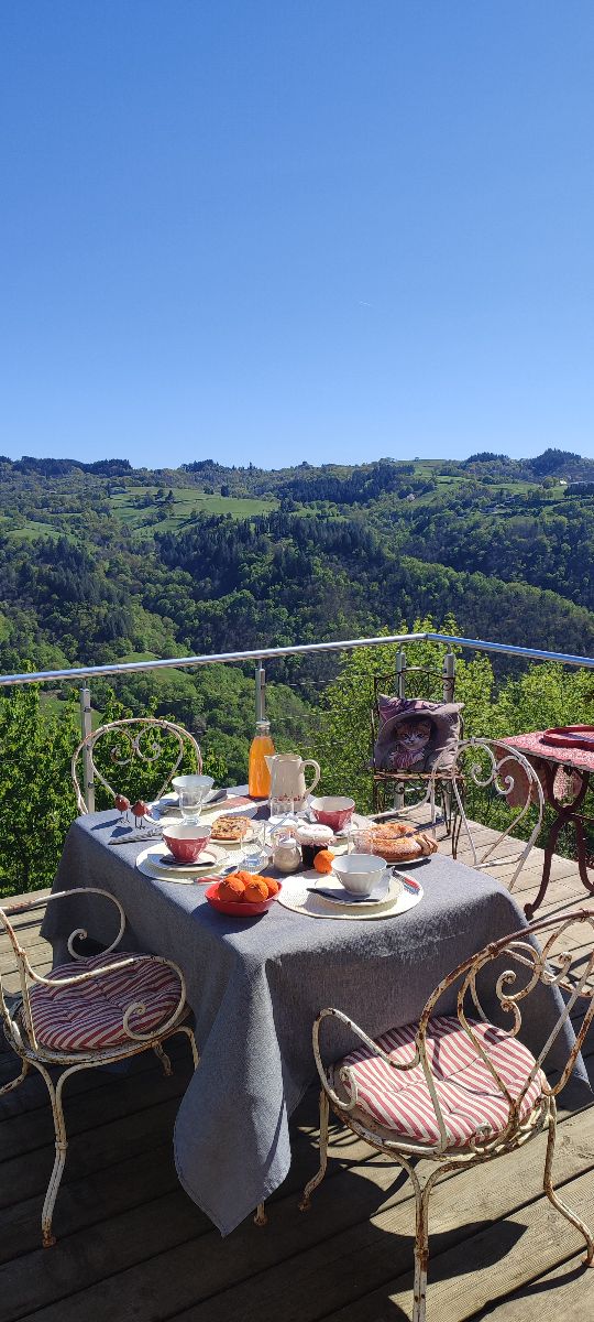 Petit djeuner sur la terrasse.