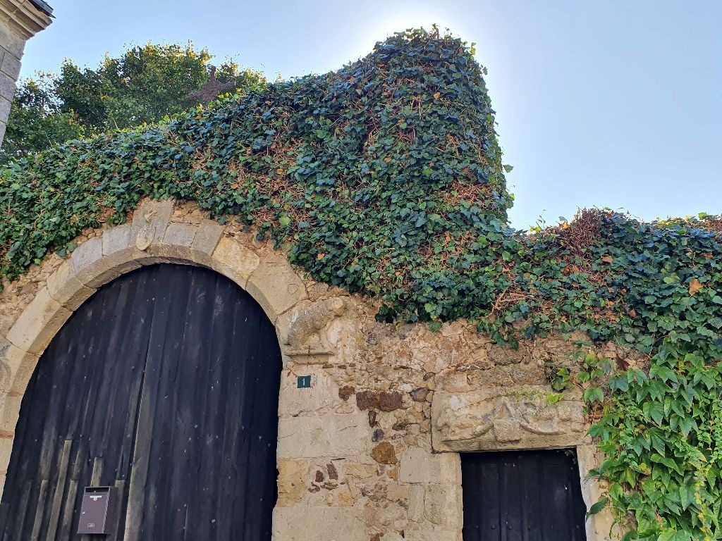 derrire un porche du xvi me sicle....