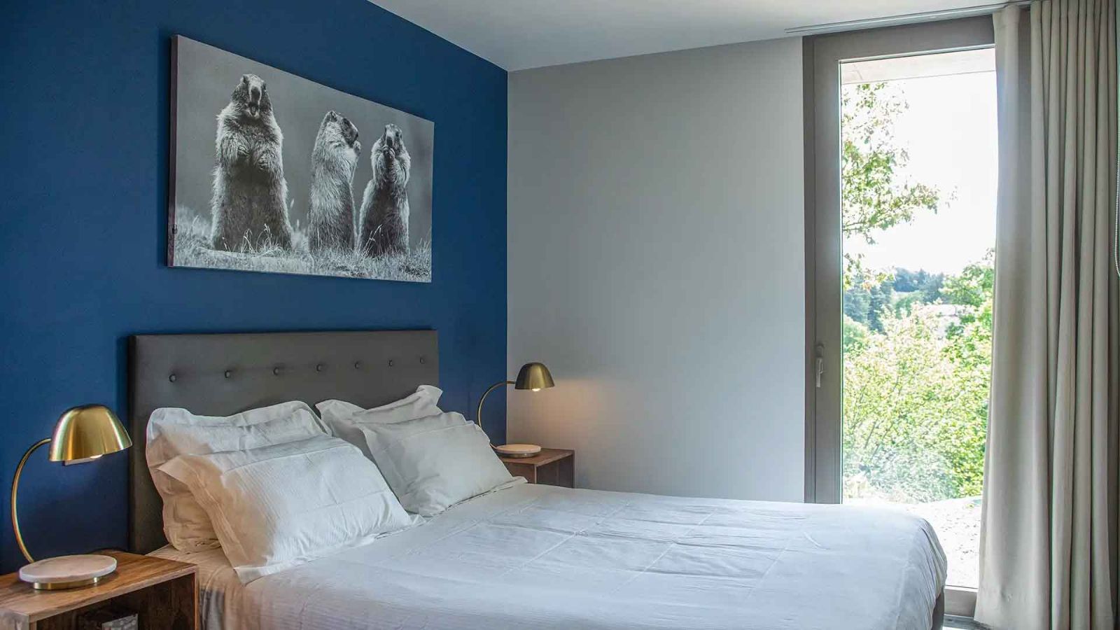 Un lit queen-size (160 cm) et trois marmottes pour veiller sur votre sommeil.