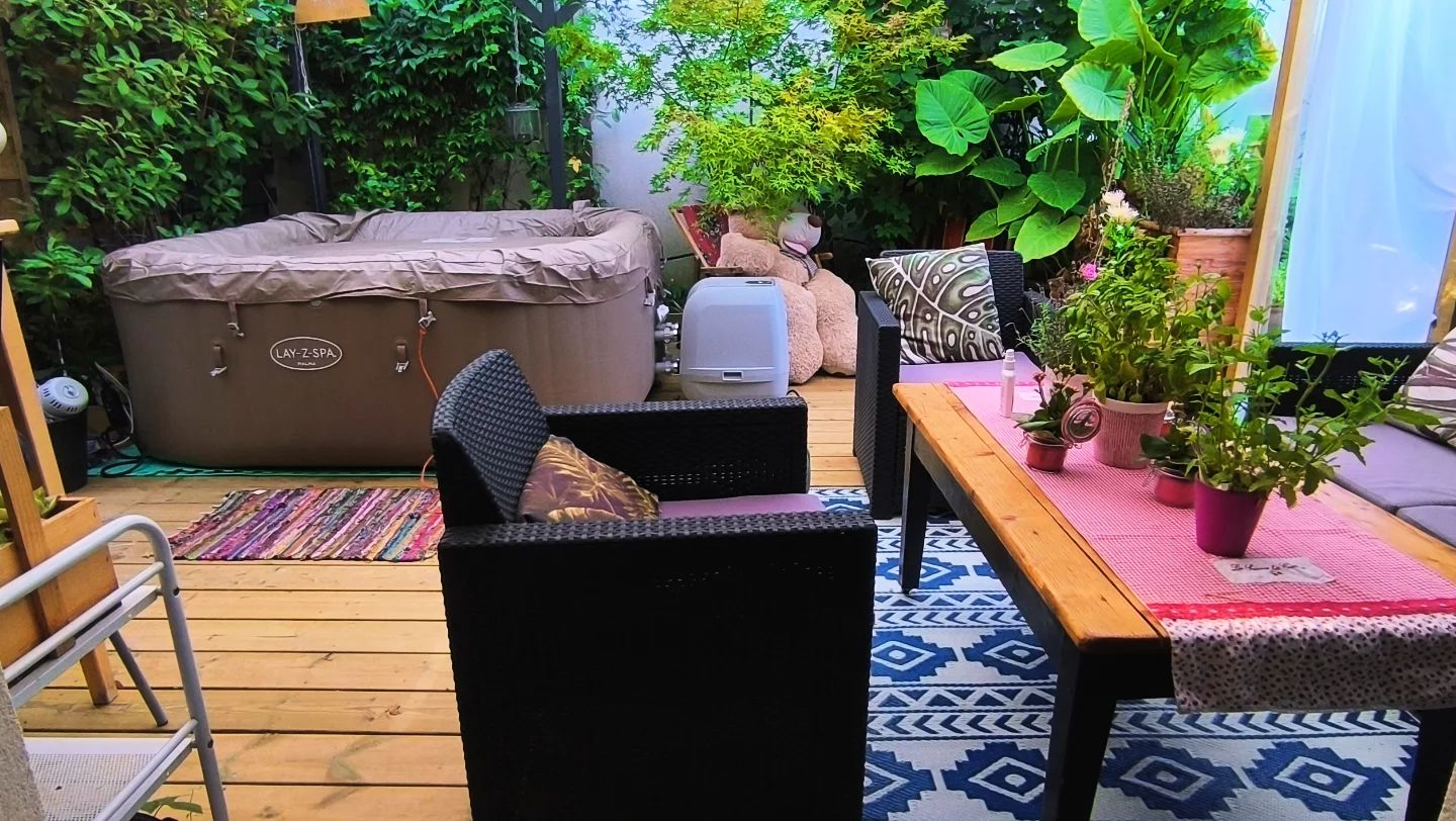 Jacuzzi dans la terrasse protégé Jacuzzi dans la terrasse protégé