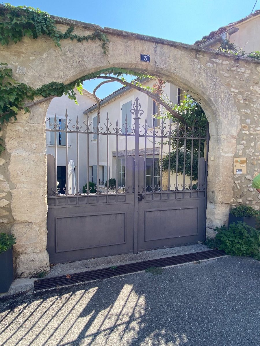 Entre maison porche pierre