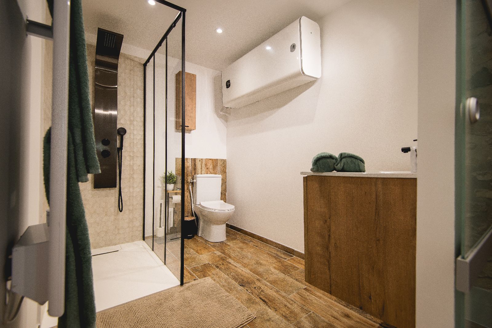 Salle de bain moderne et lgante, quipe pour votre confort avec douche  l'italienne et WC