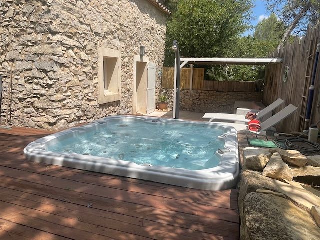 Terrasse et SPA du Mazet