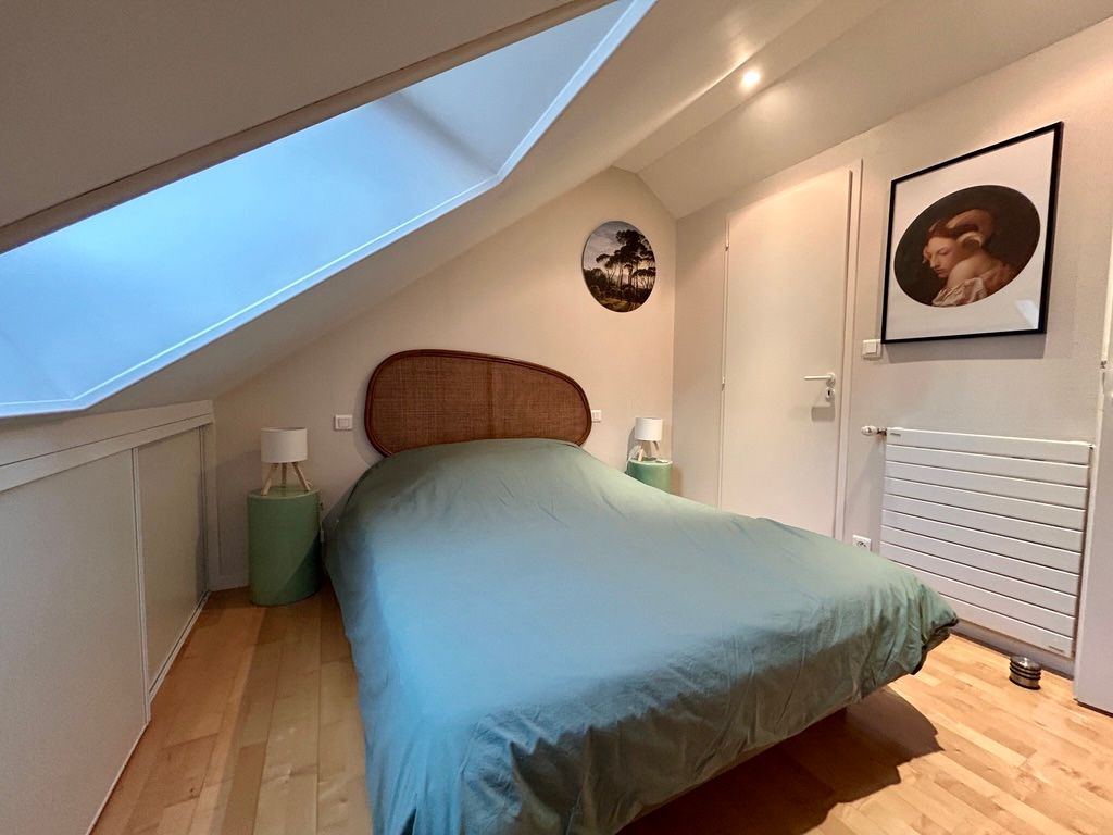 La chambre (lit de 140) avec de nombreux rangements