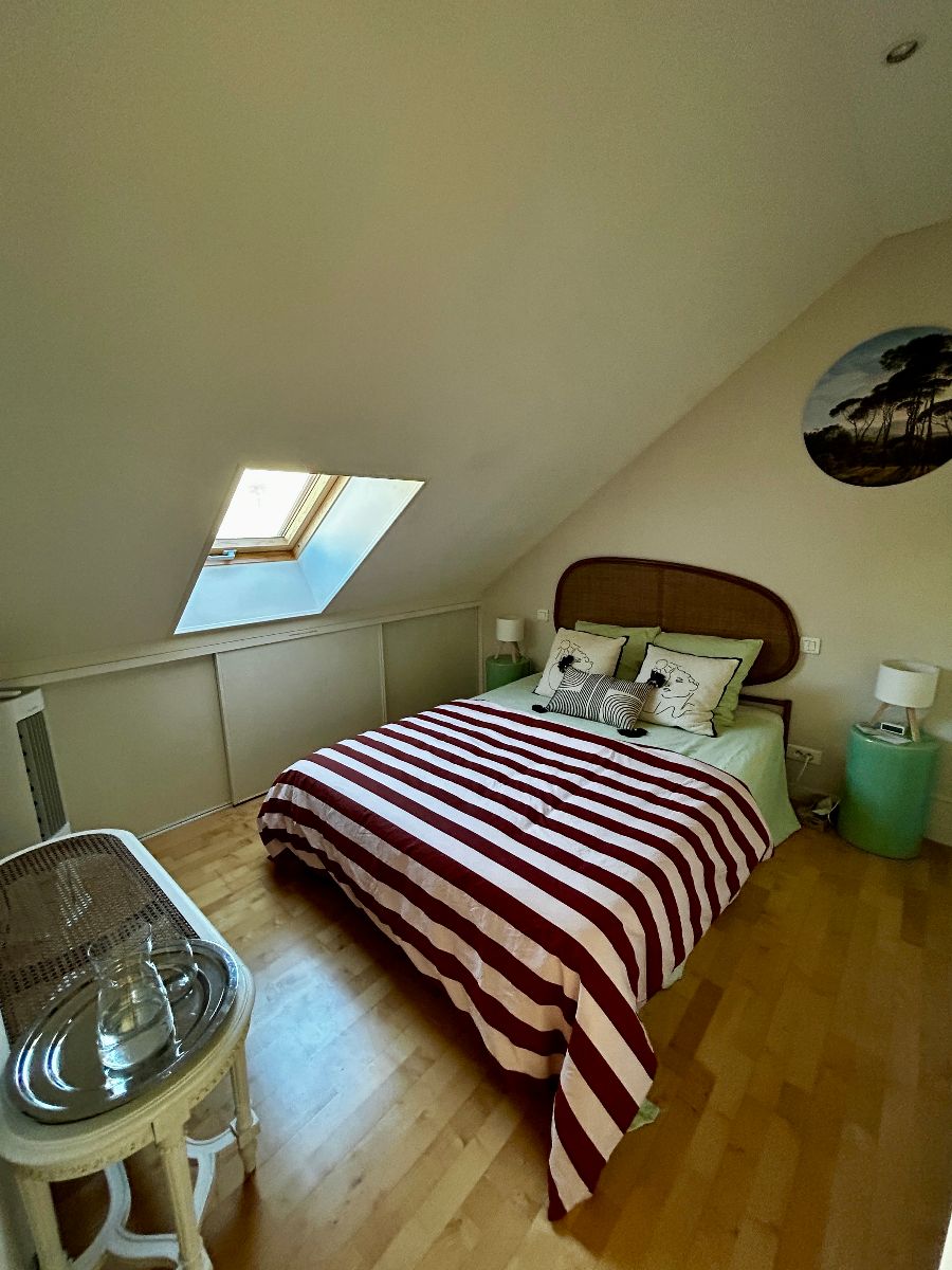 La chambre (lit de 140) avec de nombreux rangements