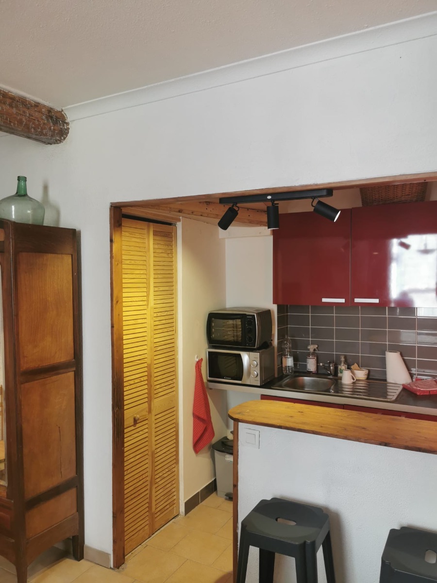 Sur sur la cuisine depuis le milieu du studio, derrière le soufflet, la salle de bain Sur sur la cuisine depuis le milieu du studio, derrière le soufflet, la salle de bain