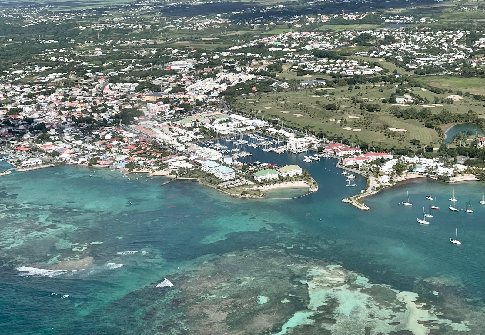 Le Savannah et sa plage. L�embouchure de la marina