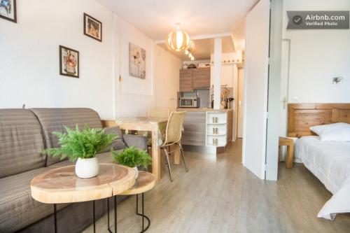 2 pièces LE CHAMOIS BLANC 2/4 pers 29 m2 2 pièces LE CHAMOIS BLANC 2/4 pers 29 m2