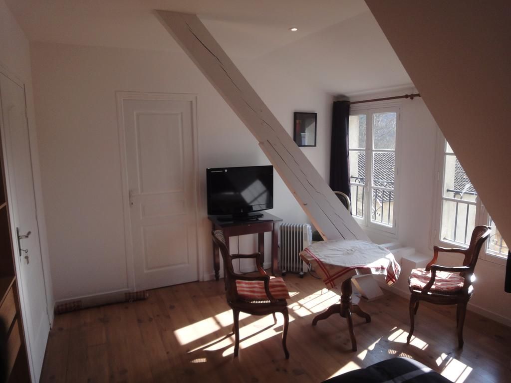 Chambre Contemporaine : Chambre double vue jardin, douche, wc, vasque, wifi gratuit, TV cran plat.