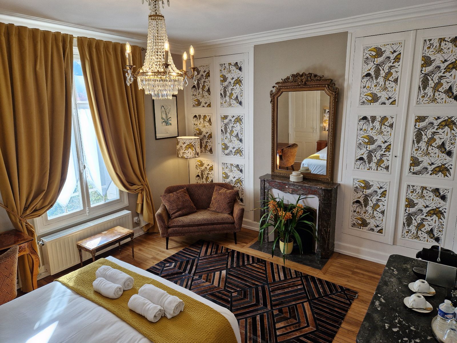 La Chambre aux oiseaux de style Louis XVI, dispose d'un lit tapissier de 160 x 200, d'une cheminée en marbre et d'un salon La Chambre aux oiseaux de style Louis XVI, dispose d'un lit tapissier de 160 x 200, d'une cheminée en marbre et d'un salon