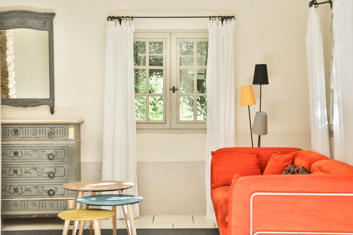 Salon entrée Gîte Prieuré La Madelène Salon entrée Gîte Prieuré La Madelène