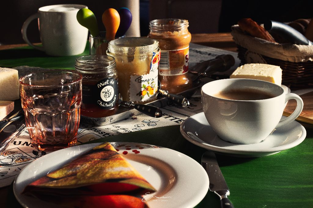 le petit déjeuner est inclus | the small French breakfast is included | das kleine französische Frühstück ist inklusive