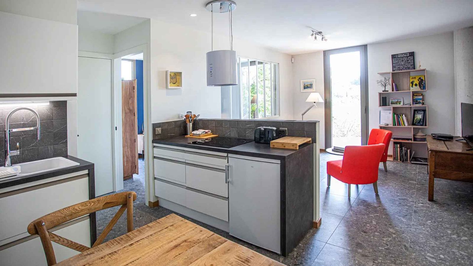 Une cuisine tout quipe  : plaque  induction, four, micro-onde, lave-vaisselle et ce qu'il faut de vaisselle, casseroles et ustensiles pour concocter de bons petits plats