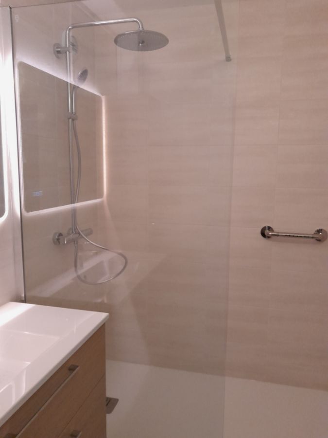 salle d'eau avec douche à l'italienne (partagée) salle d'eau avec douche à l'italienne (partagée)